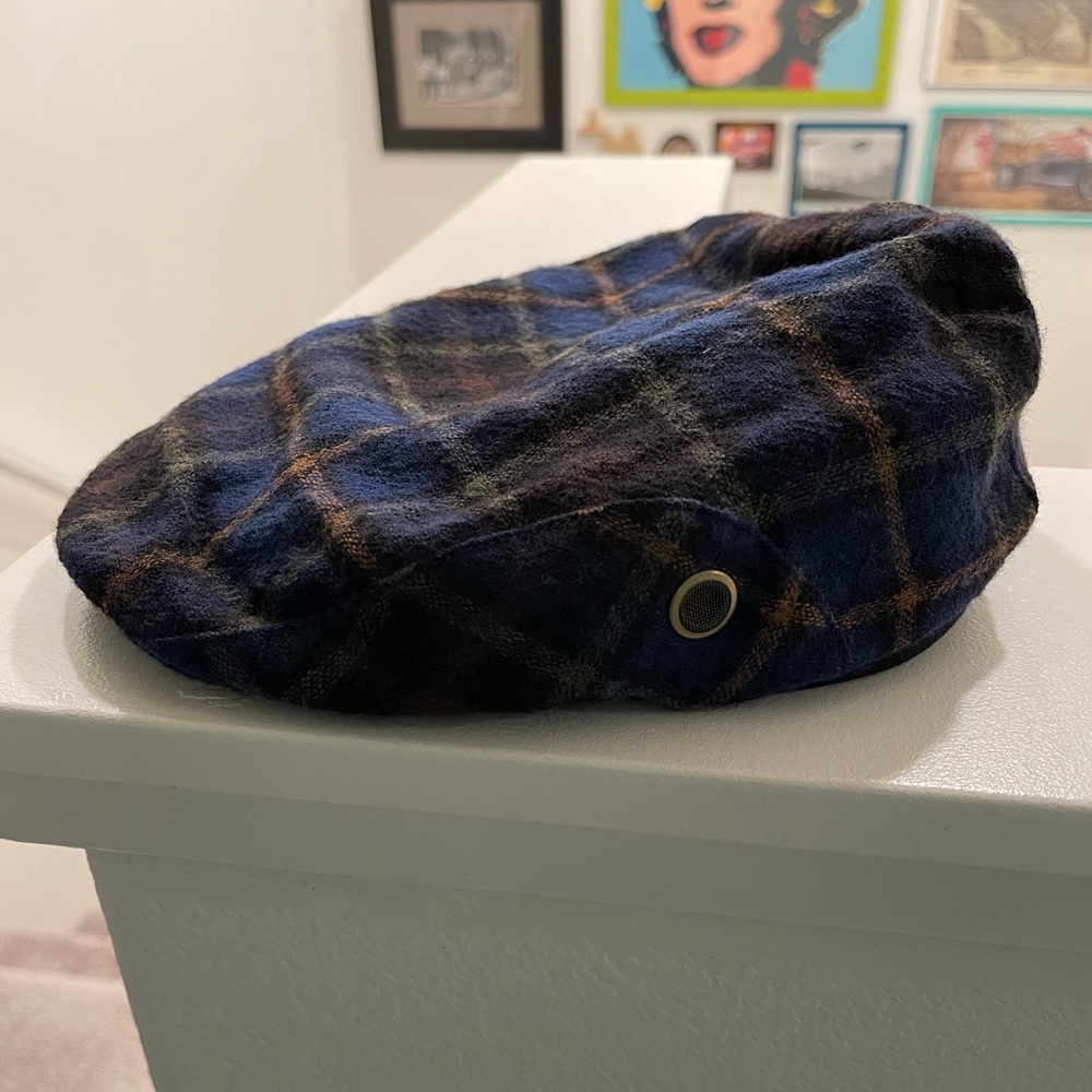 Goorin Bros newsie flat cap blue plaid cap. Amazing inside lining. Size small.